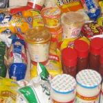 Algunos de los productos decomisados por estar caducados. Entre ellos, había queso, yogures y otros lácteos, además de carnes, sopas, verdura y ensalada