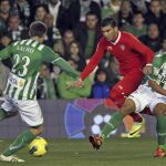 El recordado Reyes frente al defensa Nacho del Betis
