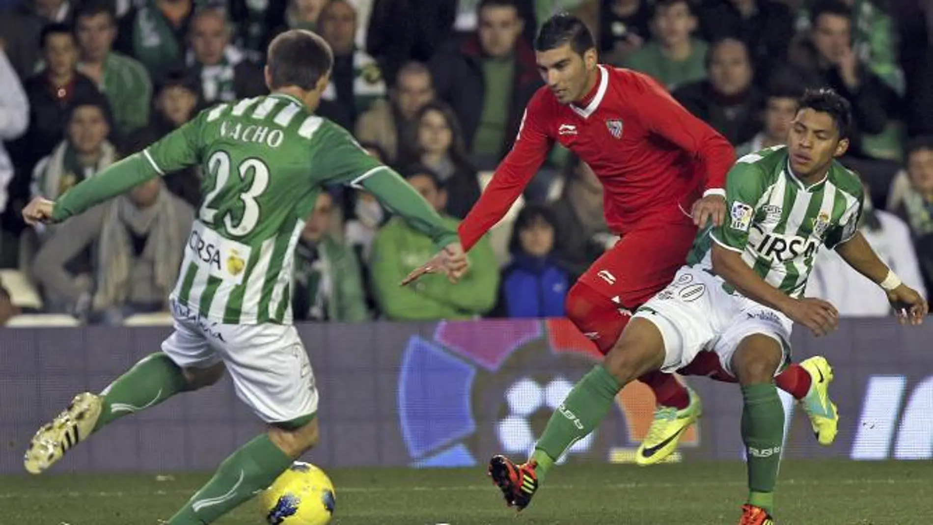 El recordado Reyes frente al defensa Nacho del Betis