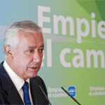 El presidente de los populares andaluces, Javier Arenas, participó ayer en la asamblea local del partido en el municipio malagueño de Ronda
