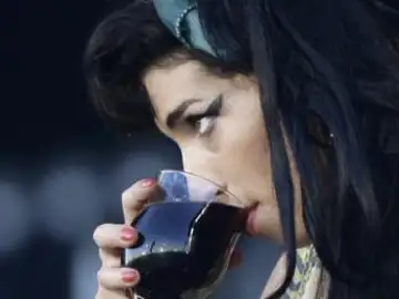 Conocida fue la adicción de Amy Winehouse al alcohol Conocida fue la adicción de Amy Winehouse al alcohol