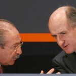 Del Rivero y Brufau conversan en una de las últimas juntas de accionistas de Repsol