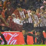 Los jugadores del Athletic de Bilbao celebran su primer gol, materializado por el centrocampista Ander Herrera