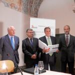 Juan José Mateos con Daniel Hernández Ruipérez, Juan Casado y Francesc Solé en la presentación del informe