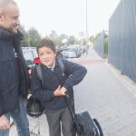 Daniel y su padre llegan al colegio concertado Tajamar, en el barrio madrileño de Vallecas, un día de esta semana