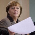Europa critica la rebaja de S&amp;P y anima a prolongar los ajustes