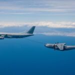 Un A 330 MRTT abasteciendo en vuelo a un A 400
