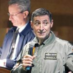 El coronel jefe del Ala 15, González-Espresati, ayer, en Zaragoza