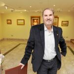 El pintor cartagenero Marcial Zambrana, ayer en la inauguración de la muestra en el Real Casino de Murcia