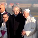 Benedicto XVI se despide del primer ministro italiano, Mario Monti en el aeropuerto de Fiumicino en Roma
