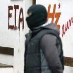 Un escolta, junto a pintadas a favor de ETA