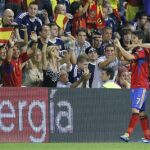 El delantero de la selección española David Villa (i) celebra con sus compañeros David Silva (d) y Andrés Iniesta (c) el gol