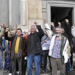 Sánchez Gordillo, junto a Diego Cañamero y otros dirigentes del SAT, ayer ante el TSJA