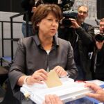 La líder del Partido Socialista francés, Martine Aubry, ejerce su derecho al voto durante las elecciones al Senado francés