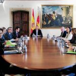 El presidente del Consell, Alberto Fabra, reunió ayer a su Gobierno en sesión extraordinario para dar el visto bueno a los Presupuestos de 2013. El conseller de Hacienda los entregó posteriormente al presidente de Les Corts, Juan Cotino