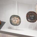 Una visitante de la muestra ante algunas de las cerámicas de Pablo Picasso