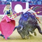 El madrileño Fernando Robleño alarga un derechazo durante la faena al primero de la tarde
