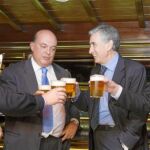 Ramón Jáuregui (centro), con el delegado del Gobierno en el País Vasco, Mikel Cabieces (izqda.), Emilio Olabarria (PNV) y Alfonso Alonso (PP)
