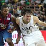 El jugador del Regal FC Barcelona, Pete Mickeal (i), defiende al jugador del Real Madrid, Sergio Llul