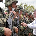 Santos en la entrega de armas a la compañía Bolívar, el 1 de octubre