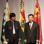 El presidente de Bolivia, Evo Morales (i), posa junto al viceprimer ministro de China, Hui Liangyu (d), el pasado 22 de septiembre