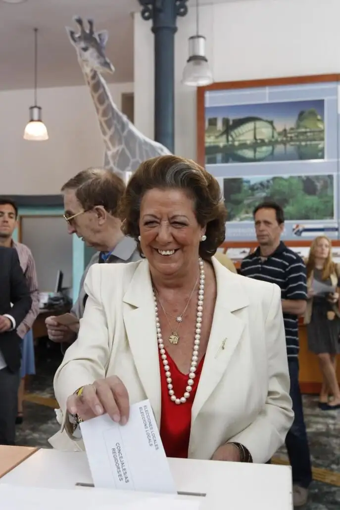 La alcaldesa de Valencia y candidata a la reelección, Rita Barberá, votando en su colegio electoral.