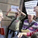 Gallardón saludó ayer a varios manifestantes en San Sebastián