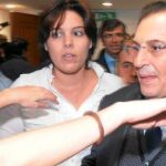 El candidato del Partido Democrático, Rosario Crocetta, es felicitado por sus seguidores, ayer, en Palermo