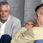 Al fondo, el presidente de la Junta y líder del PSOE-A, José Antonio Griñán, y en primer término, su antecesor Manuel Chaves