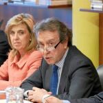 El consejero de la Presidencia, José Antonio de Santiago-Juárez, preside la Mesa de la Ordenación del Territorio, en el que participaron, entre otros, el presidente de la FRMP, Miguel Ángel García Nieto, Javier Iglesias, María José Salgueiro y Luis Miguel