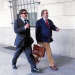 Francisco Javier Guerrero, junto a su abogado Fernando de Pablo, en una de sus visitas a los juzgados