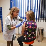 La consejera Palacios recibió ayer la vacuna contra la gripe