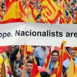 Cientos de miles de catalanes, contrarios a las propuestas soberanistas de Artur Mas, se manifestaron por las calles de Barcelona el pasado 12 de octubre con lemas como el de la foto: «Ayuda, Europa. Los nacionalistas están locos».