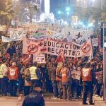 La izquierda sigue su linchamiento