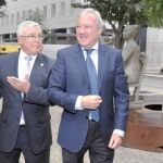 El rector de la Universidad de Murcia, José Antonio Cobacho, el presidente de la Comunidad, Ramón Luis Valcárcel (centro) y la decana de la Facultad de Enfermería, Carmen Gómez