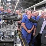 El candidato socialista, durante su visita a la factoría Ford