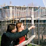 Los jóvenes se ven obligados a compartir piso. Comprarse una vivienda es un lujo reservado para muy pocos