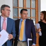 Antonio Sanz (centro), José Enrique Fernández de Moya y Carmen Crespo, ayer en el Parlamento andaluz