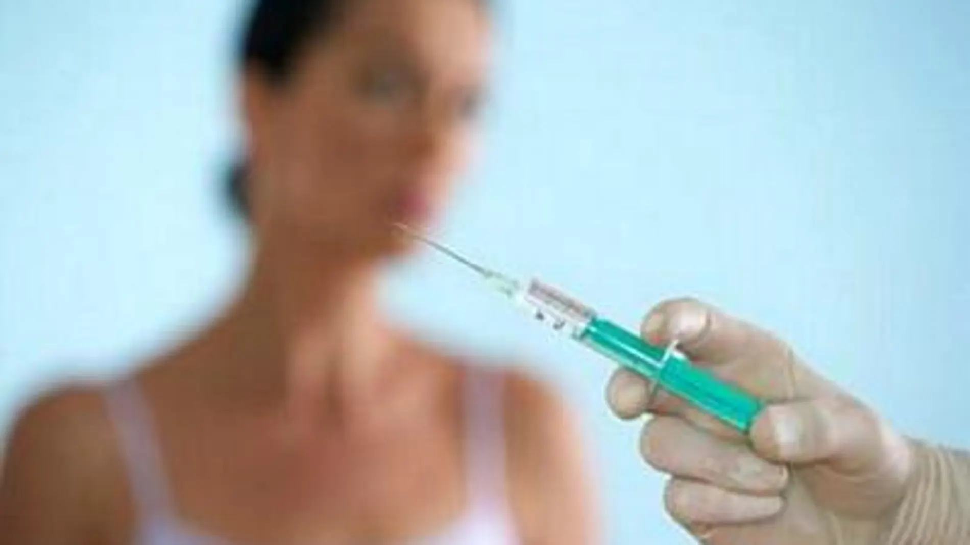 Un profesional se dispone a suministrar botox a una paciente