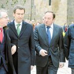 El presidente de la Juntra, Juan Vicente Herrera, junto con los presidentes de La Rioja, Pedro Sanz, de Galicia, Alberto Núñez Feijoó, y de Navarra, Miguel Sanz, ayer en Santiago de Compostela