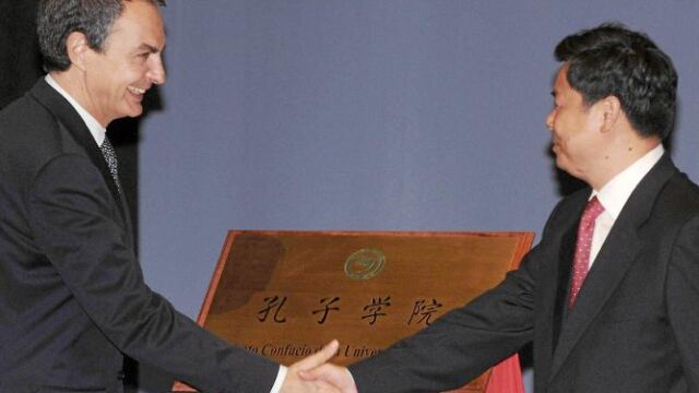 El presidente Zapatero, junto al viceministro de Educación de China, Di Zhanyuan, llamó la atención sobre la relevancia que tendrá en el futuro el turismo chino