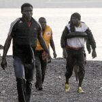 Imagen de algunos de los 65 inmigrantes que llegaron a nado a Ceuta el pasado jueves