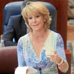 La presidente regional, Esperanza Aguirre, reiteró ayer en la Asamblea su intención de mejorar la Justicia devolviendo sus competencias