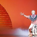 Brenda Mhlongo, como la hechicera Rafiki, al comienzo del tema «El ciclo vital», en el montaje español
