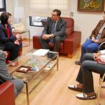 El consejero de Universidades, Empresa e Investigación, José Ballesta (centro), en la reunión