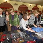 Doña Pilar de Borbón, Esperanza Aguirre y Ana Botella, ayer, en uno de los puestos del Rastrillo