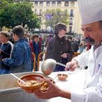 Un hostelero ofrece un plato de setas durante las jornadas «Buscasetas» de la edición anterior