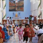 Tres niños juegan en el interior de una iglesia en la ciudad paquistaní de Karachi