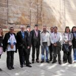 El secretario provincial del PSOE de Sevilla y diputado andaluz, José Antonio Viera, Ayer, se fotografió con miembros de su partido en esta comarca sevillana para «desmontar las mentiras del PP».