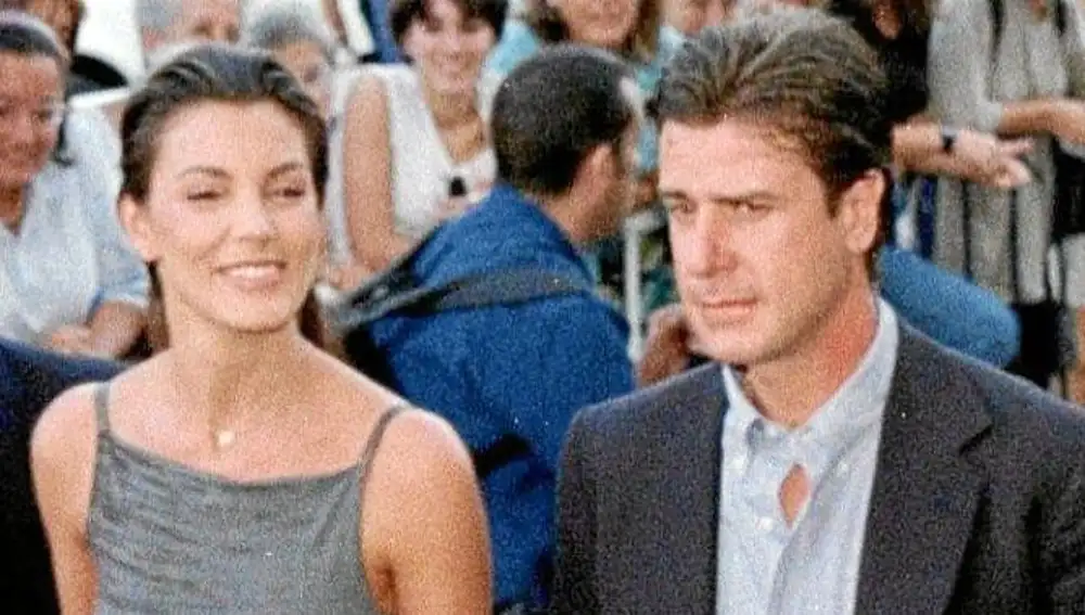 Mar Flores junto a Cayetano Martínez de Irujo, en 2004